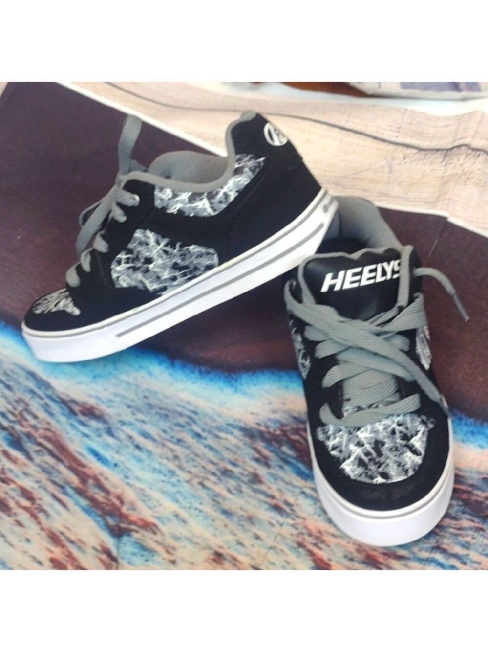 HEELYS shoes size 7
